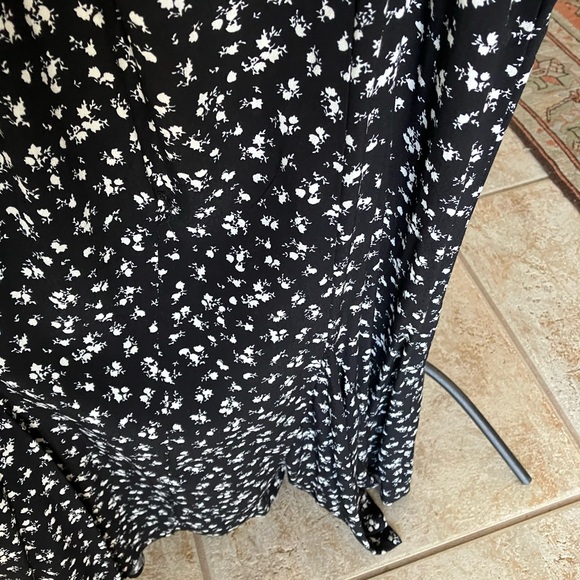 Zara’s Floral print summer midi dress in black and white. Size Large NWT - Picture 8 of 9